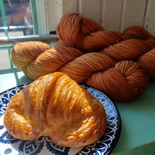 Laine à chaussette teinte à la Main " Croissant" par Artfil